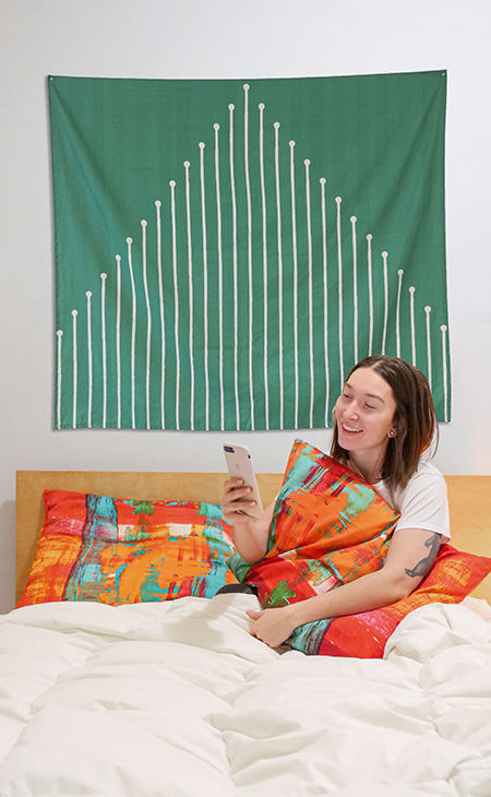 Femme sur un lit tenant un coussin toile coton imprimé sur mesure